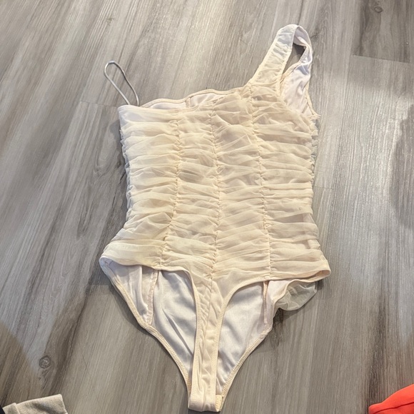 Cream One-Shoulder Ruched Bodysuit - Picture 2 of 3